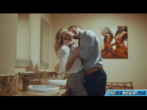 ❤️ Kiam belplena blondulo delogas vin en publika necesejo ❤ Fikado ĉe eo.com-fullporner.ru ❌❤